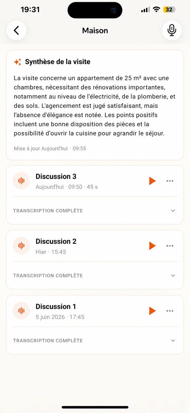 La synthèse d'une visite dans l'application : le résumé de la visite, puis chaque discussion enregistrée, à réécouter avec sa transcription complète.